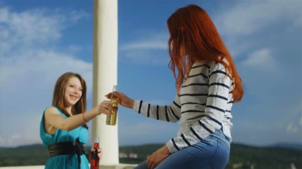 Amici Femminili Stanno Bevendo Chiacchierando Una Terrazza Panoramica Tramonto — Video Stock