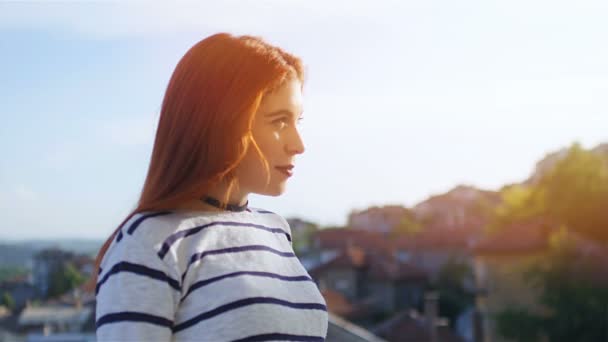 Retrato Uma Jovem Caucasiana Bonita Olhando Para Câmera Pôr Sol — Vídeo de Stock