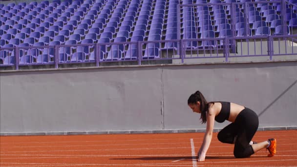 Corredor Pista Mujer Preparándose Para Correr Línea Salida Fps Cámara — Vídeos de Stock