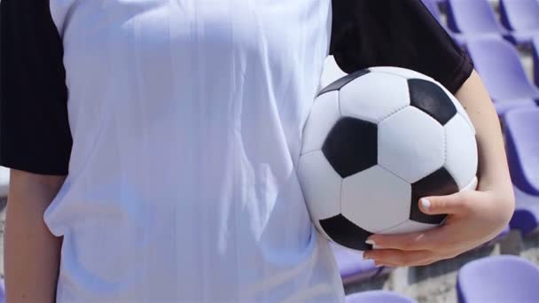 Πορτρέτο Της Νεαρής Γυναίκας Ποδοσφαιριστής Μια Μπάλα Ποδοσφαίρου Στο Γήπεδο — Αρχείο Βίντεο