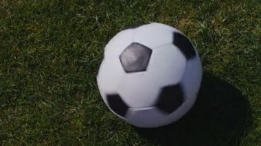 Futbol, futbol geçmişi. Futbol sahasının yeşil çimlerinde dönen top, 4K