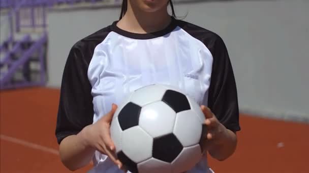 Stadyumda Futbol Topu Taşıyan Genç Bayan Futbolcunun Portresi — Stok video