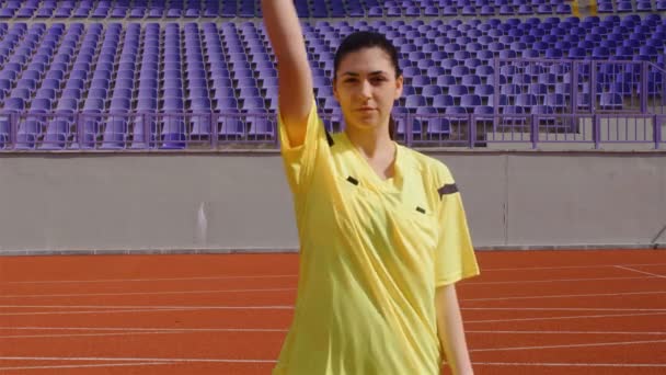 Assistente Árbitro Feminino Movendo Longo Linha Lateral Durante Jogo Futebol — Vídeo de Stock