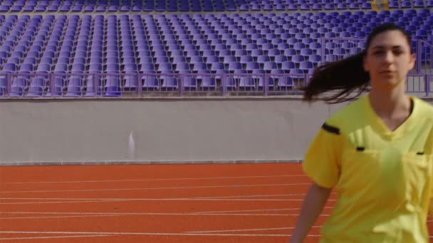 アシスタント女性審判はサッカー試合中にサイドラインに沿って移動します — ストック動画