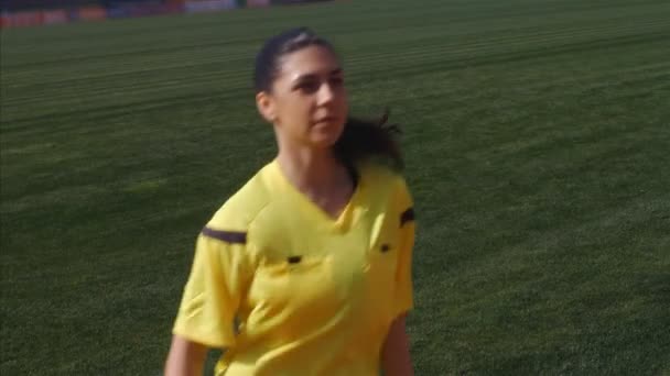 アシスタント女性審判はサッカー試合中にサイドラインに沿って移動します — ストック動画