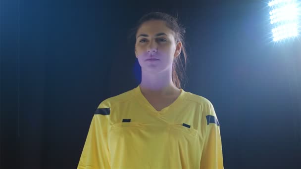 Assistent Vrouwelijke Scheidsrechter Langs Zijlijn Tijdens Een Voetbalwedstrijd Zwarte Achtergrond — Stockvideo