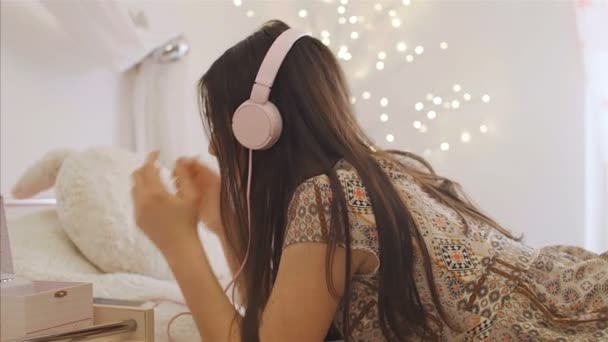Bella Ragazza Caucasica Ascoltare Musica Con Cuffie Smartphone Letto — Video Stock