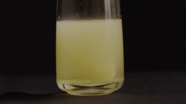 Αναβράζουσες Φυσαλίδες Βιταμίνης Ένα Ποτήρι Νερό Μαύρο Φόντο — Αρχείο Βίντεο