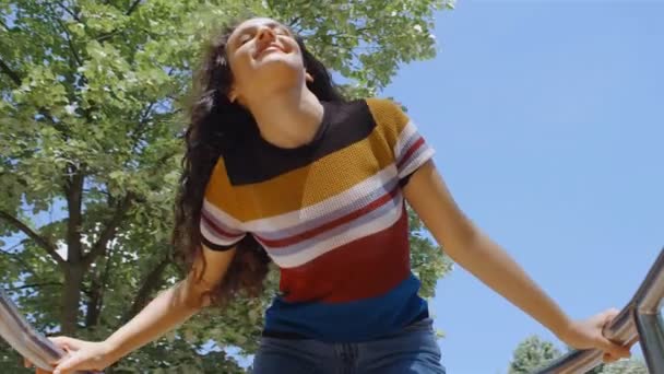 Retrato Uma Jovem Mulher Feliz Com Belo Cabelo Encaracolado Rotunda — Vídeo de Stock
