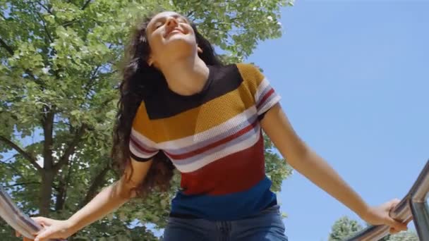 Retrato Una Joven Feliz Con Hermoso Pelo Rizado Rotonda Alegre — Vídeos de Stock