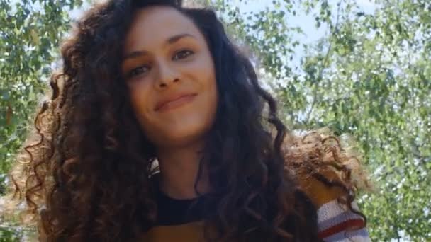 Retrato Uma Jovem Mulher Feliz Com Belo Cabelo Encaracolado Fps — Vídeo de Stock