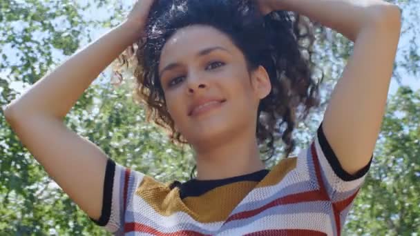 Retrato Una Joven Feliz Con Hermoso Pelo Rizado Rotonda Alegre — Vídeos de Stock