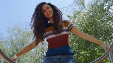 Güzel kıvırcık saçlı, neşeli, mutlu bir genç kadının portresi.