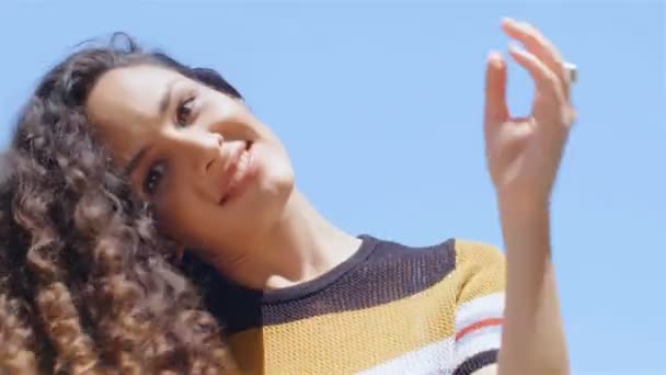 Retrato Una Joven Feliz Con Hermoso Pelo Rizado Rotonda Alegre — Vídeos de Stock