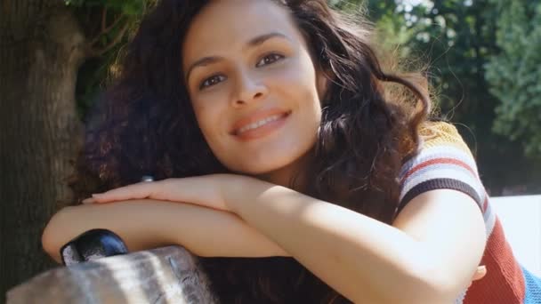 Retrato Uma Jovem Mulher Feliz Com Cabelo Encaracolado Bonito Inclinando — Vídeo de Stock