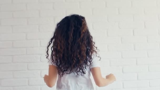 Güzel Kıvırcık Saçlı Zıplayan Fps Yavaş Çekimde Mutlu Genç Bir — Stok video