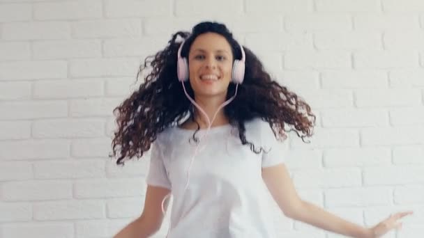 Young Woman Beautiful Curly Hair Headphones Jumping Fps Slow Motion — Stock Video