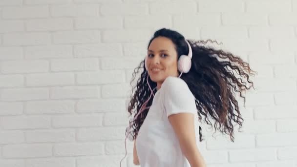 Mujer Joven Con Hermoso Pelo Rizado Auriculares Saltando Fps Cámara — Vídeos de Stock
