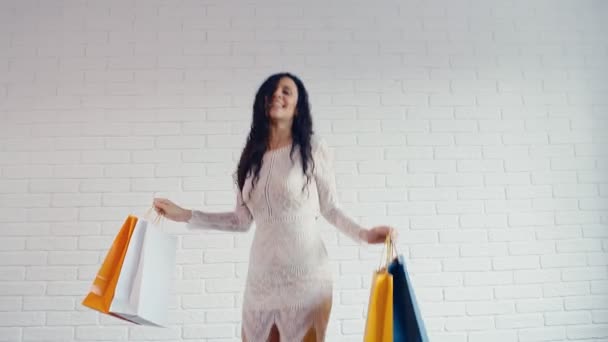 Mujer Joven Con Hermoso Pelo Rizado Bolsas Compras Saltando Fps — Vídeo de stock