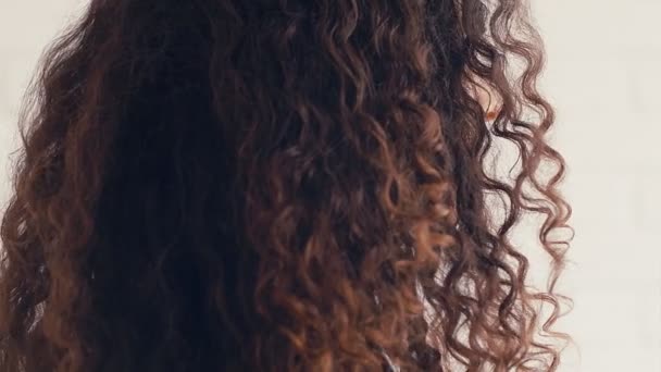 Портрет Красивой Молодой Женщины Вьющимися Волосами Белой Стене Кадров Замедленной — стоковое видео