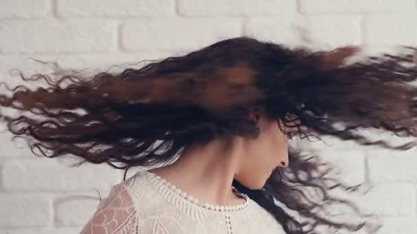 Retrato Jovem Mulher Feliz Sacudindo Seu Belo Cabelo Encaracolado Uma — Vídeo de Stock