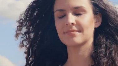 Güzel beyaz kadın kıvırcık saçlı, 4k 75 fps ağır çekimde