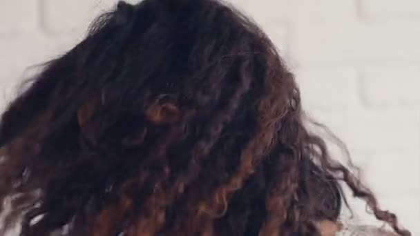 Retrato Joven Feliz Sacudiendo Hermoso Pelo Rizado Una Pared Blanca — Vídeos de Stock