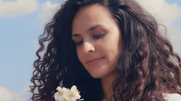 Красива Біла Молода Жінка Кучерявим Волоссям Пахне Квіткою Фунтів Повільний — стокове відео