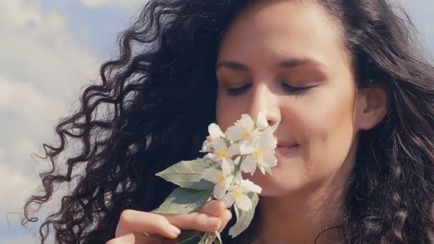 美丽的高加索年轻女子 卷曲的头发散发着花朵的香味 Fps慢动作 — 图库视频影像