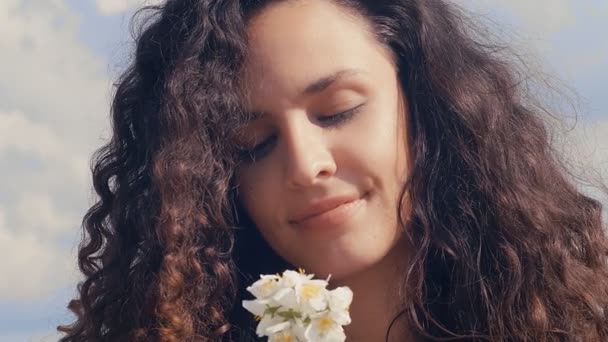 Hermosa Mujer Joven Caucásica Con Pelo Rizado Olor Flor Fps — Vídeos de Stock