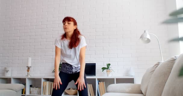 Concepto Covid Una Mujer Haciendo Deportes Casa Aislada Sola Durante — Vídeo de stock