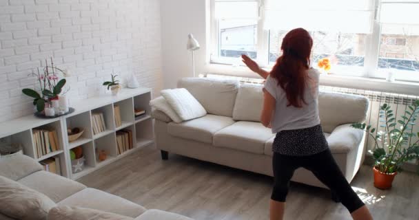 Concept Covid Une Femme Faisant Sport Maison Isolée Seule Pendant — Video