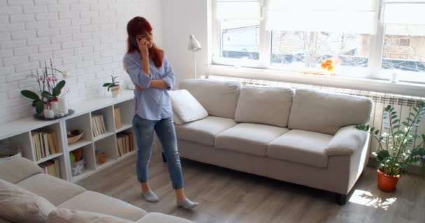 Concetto Covid Una Donna Isolata Sola Casa Durante Una Quarantena — Video Stock