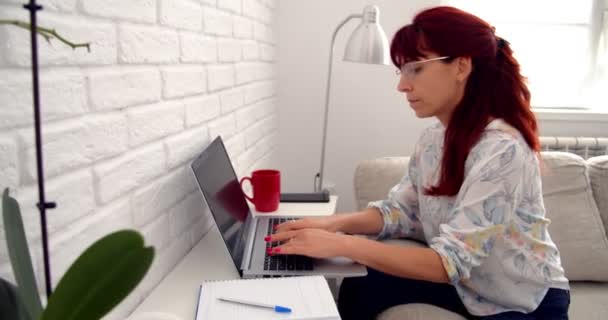 Práce Domova Businesswoman Freelancer Working Home Typing Email Laptop Focused — Stock video