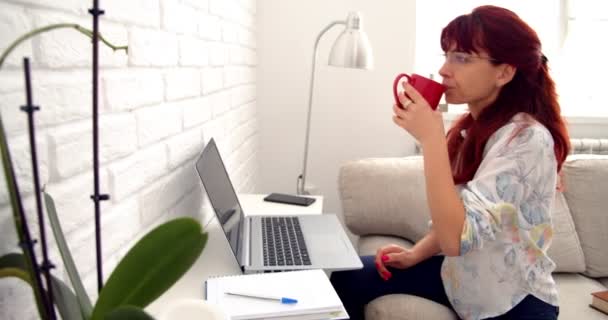 가정적 개념에서 프리랜서 집에서 컴퓨터로 이메일을 입력하는 컴퓨터를 사용하는 소녀가 — 비디오