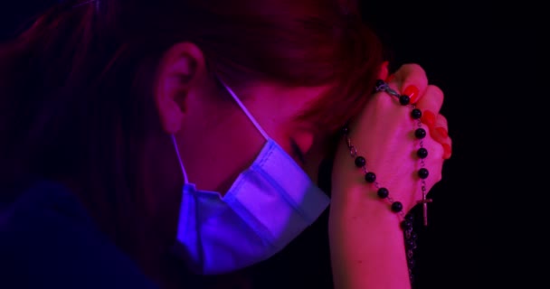 Covid Koncepcja Sylwetka Kobiety Modlącej Się Zbliżenie — Wideo stockowe