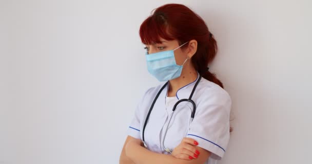 Covid Gesundheitskonzept Müde Ärztin Mit Maske Auf Weißem Hintergrund — Stockvideo