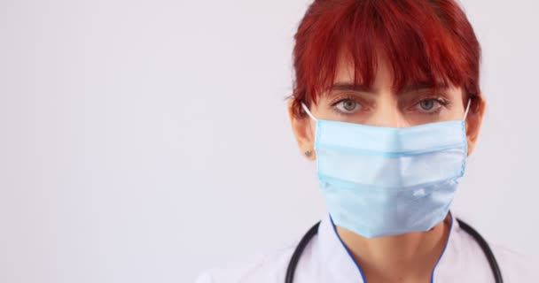 Covid Sağlık Konsepti Beyaz Arka Planda Maskesi Olan Doktor Kadın — Stok video
