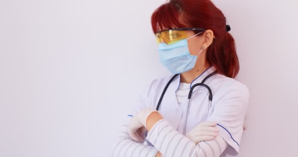 Covid Έννοια Της Υγείας Κουρασμένη Γιατρός Γυναίκα Μάσκα Και Γυαλιά — Αρχείο Βίντεο
