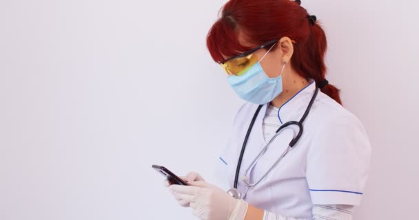 Covid Concepto Salud Doctora Con Máscara Gafas Seguridad Sobre Fondo — Vídeos de Stock