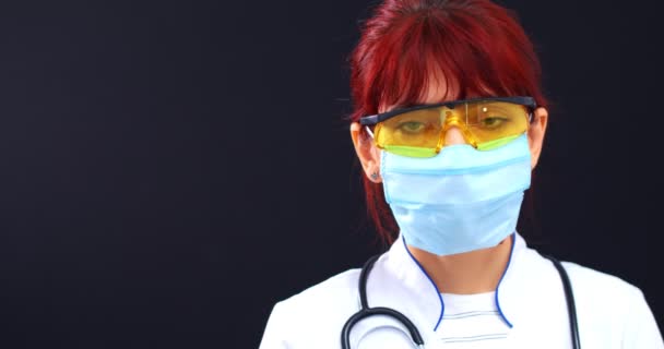 Covid Gezondheidsconcept Dokter Vrouw Gezicht Met Een Masker Veiligheidsbril Een — Stockvideo