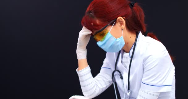 Covid Concetto Salute Donna Medico Stanca Faccia Con Una Maschera — Video Stock