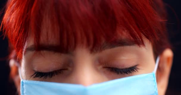 Konsep Kesehatan Covid Pendekatan Seorang Wanita Dokter Wajah Dengan Masker — Stok Video