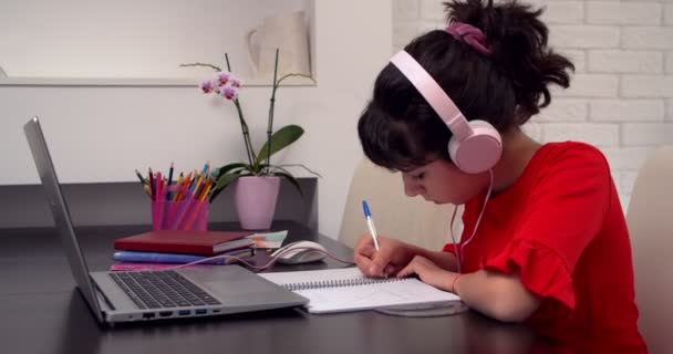 Teenager Girl Student Study Online Lecke Tanárral Videochat Segítségével Laptop — Stock videók