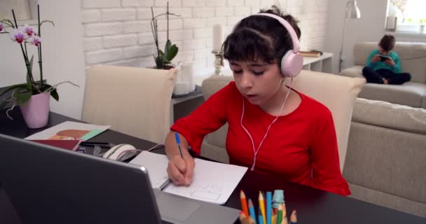 十代の女の子の学生は自宅でラップトップを使用してビデオチャットで教師とオンラインレッスンを勉強します Eラーニングクラス 距離コース およびコロナウイルス流行における教育の概念 — ストック動画