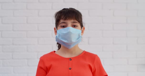 Covid Concetto Salute Ragazza Caucasica Toglie Una Maschera Protettiva Medica — Video Stock