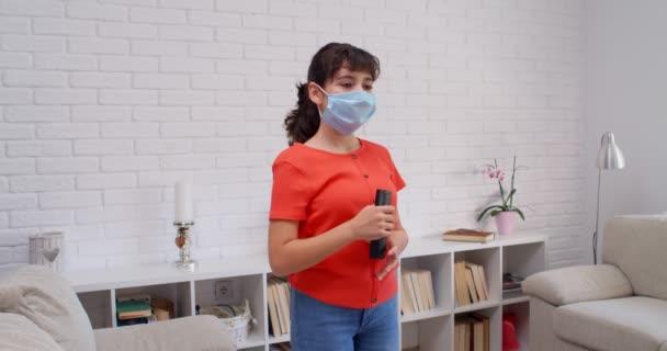 Ragazza Lancia Maschera Protettiva Medica Sorride Dopo Aver Sentito Fine — Video Stock