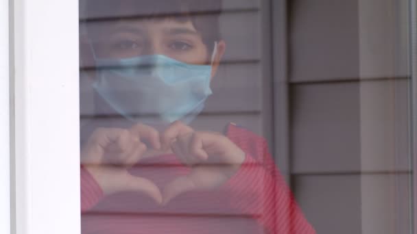 Covid Rimanere Casa Concetto Ragazza Triste Con Una Maschera Medica — Video Stock