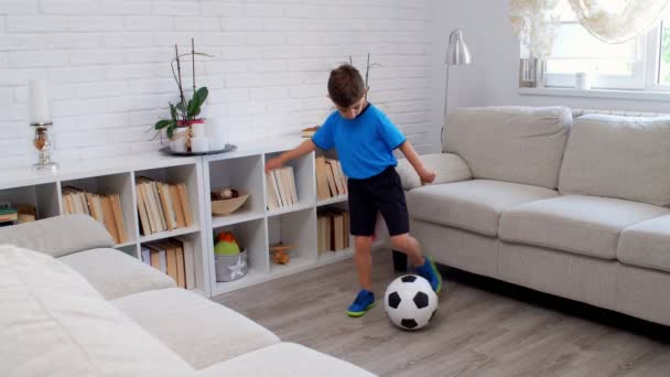 Niño Seis Años Jugando Fútbol Casa Durante Cuarentena Covid Vida — Vídeos de Stock