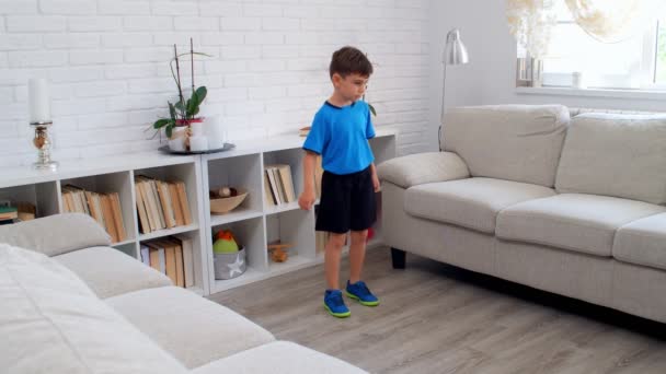 一名6岁的男孩在Covid 19检疫期间在家里踢足球 公寓里的生活步履维艰4K — 图库视频影像